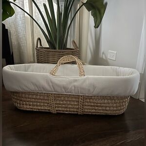 Tadpoles Organic Palm Leaf Moses with gauze bedding